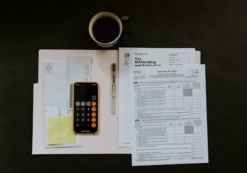Documentos inmobiliarios sobre escritorio